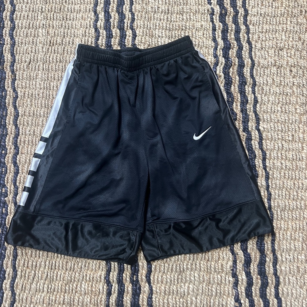 Nike Dri Fit Boys Youth Black Basketball Shorts. Size XL. EUC